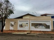 Casa com suíte e piscina