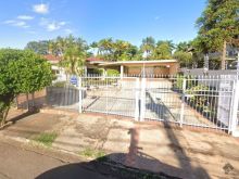 Ótima casa no alto da colina do bairro com 4 suítes