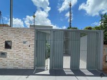 Casa de 03 quartos com suíte e churrasqueira