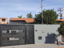 Casa recém pintada no Jardim Centenário