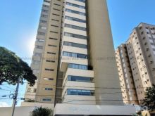 Apartamento em andar alto no Three Towers