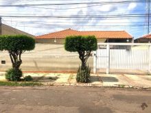 Casa bem espaçosa com amplo terreno