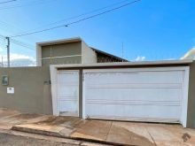 Casa ampla 1 suíte e 2 quartos