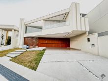 Moderna em frente a área de lazer