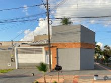 Casa de esquina com piscina
