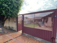 Casa com amplo terreno