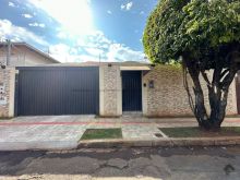 Casa com 4 quartos - gourmet e piscina