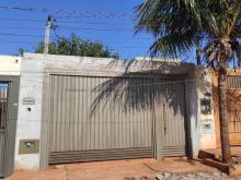 Casa com 2 quartos e espaço na frente