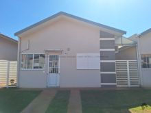 Casa em condomínio rica em armários e energia solar