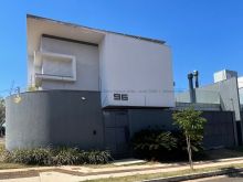 Sobrado de esquina moderno e decorado