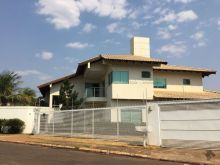 Sobrado com 4 suítes - grande área verde
