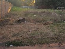 Terreno localizado no asfalto
