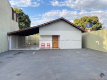 Casa com ótimo espaço de terreno