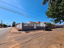 Ampla casa de esquina com suíte e 2 quartos