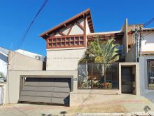 Sobrado com piscina e 3 suítes com closet