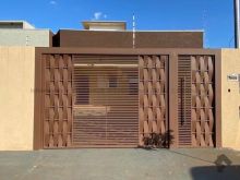 Ótima casa com 3 suítes e quintal