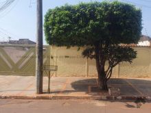 Casa térrea com quintal espaçoso