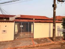 Casa ampla e com quintal no Vila Bandeirante