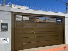 Excelente casa com dois quartos em ótima localização