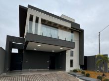 Sobrado alto padrão rico em planejados com piscina