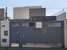 Linda casa com fino acabamento e espaço gourmet