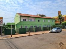 Prédio com apartamentos e kitnets de aluguel