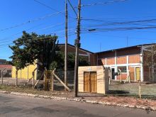 Três galpões e uma casa