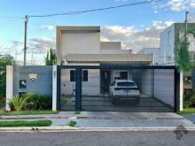 Casa com 3 quartos e piscina de azulejo