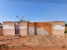 Terreno todo murado no asfalto