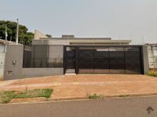 Linda casa com ótima localização