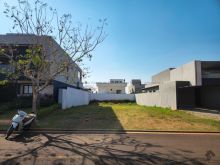 Boa localização - meio de quadra - plano e com vizinhos
