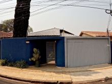 Casa ampla com vários ambientes para clínica