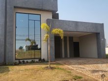 Casa nova projeto moderno em frente praça