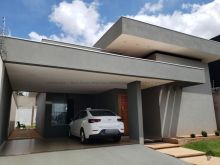 Casa térrea com acabamentos de alto padrão