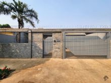 Casa com quatro quartos - quintal grande e piscina