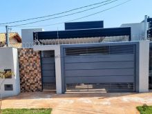 Casa com piscina e área gramada