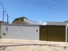Casa térrea com sobrado no fundo