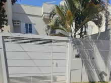 Sobrado com 3 quartos - 2 banheiros - 2 vagas
