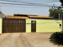 Bela casa com piscina e placas solares