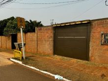 Casa ampla com espaço de terreno