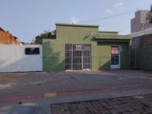 6 cômodos e muito espaço lateral e fundo