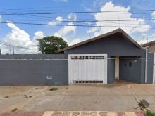 Ampla casa com terreno espaçoso