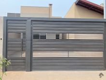 Casa com ótimo espaço de terreno