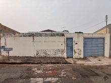 Casa térrea com um terreno amplo