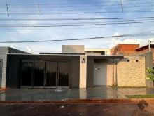Casa moderna com amplo quintal