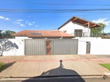 Casa de esquina - única em frente à Praça