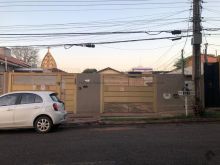 Casa simples com terreno enorme