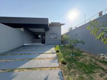 Casa térrea com amplo terreno e fino acabamento