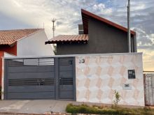 Casa na rua principal do bairro com 2 banheiros