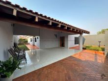 Casa com piscina e terreno amplo